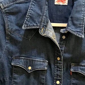 Levi’s Classic fit (fitted) Denim top Worn 1 Excellent Condition Size Large
